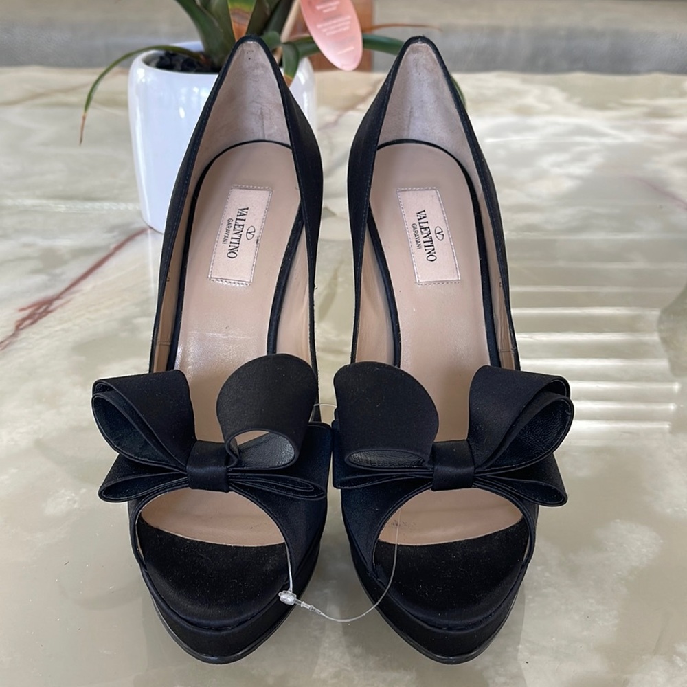 Valentino Garavani Black Satin Pumps Heels Shoes Bow Accent Size 40 USA 9